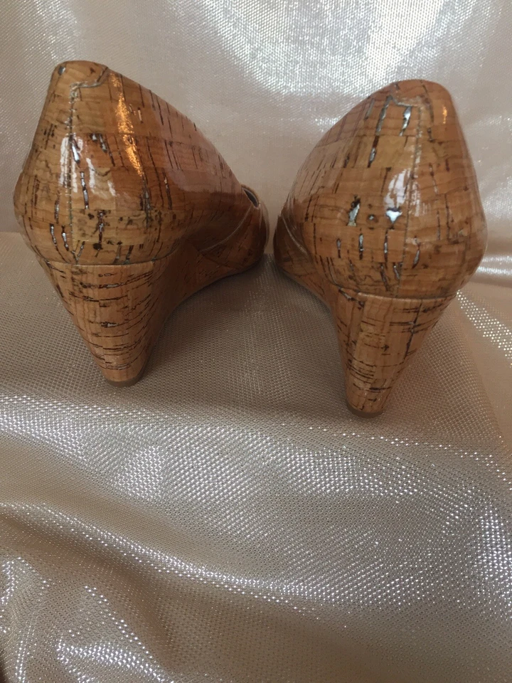 Пробковый клин DKNY с лакированной отделкой серебристый - Изображение 3 из 4