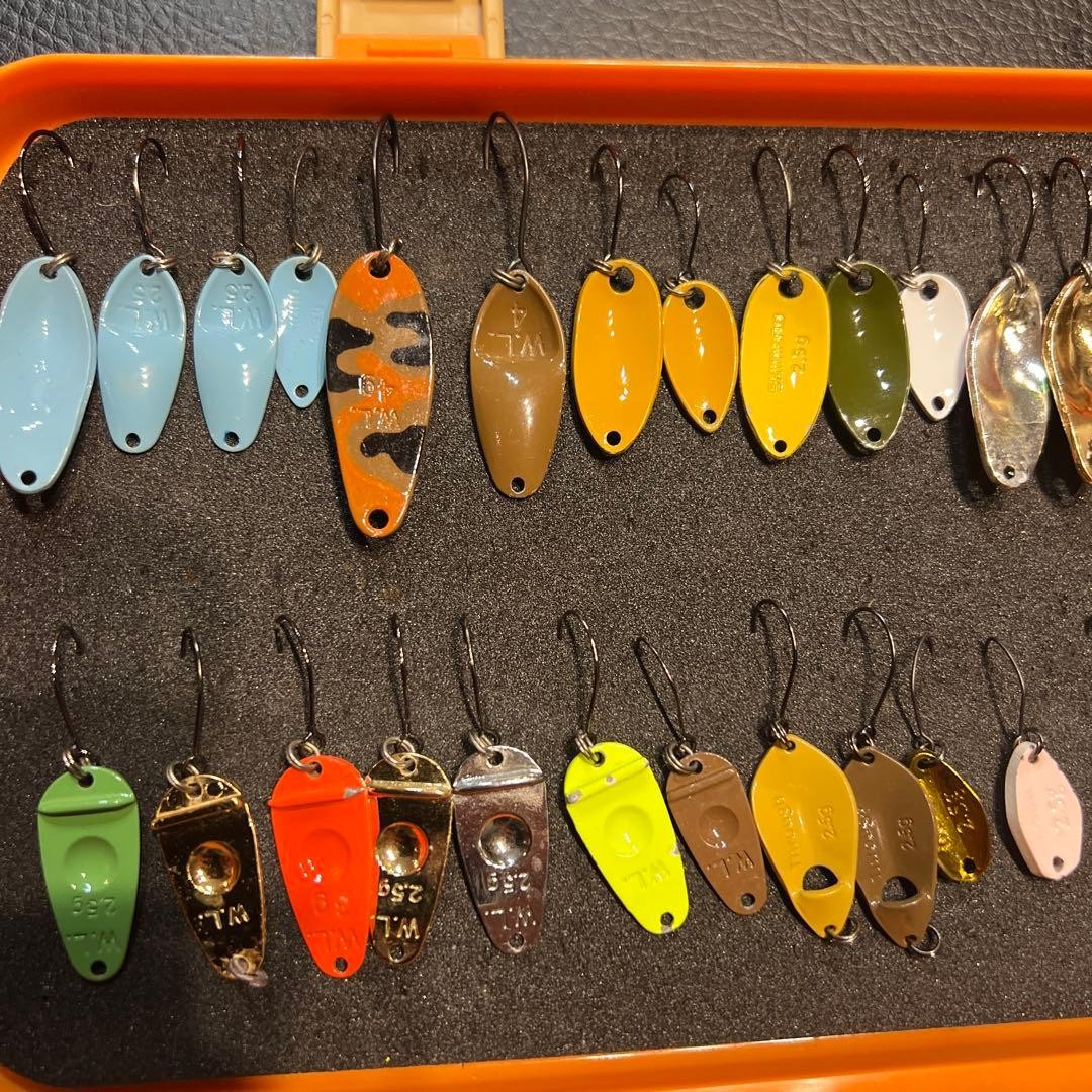 98 trout spoons with case - Image 14