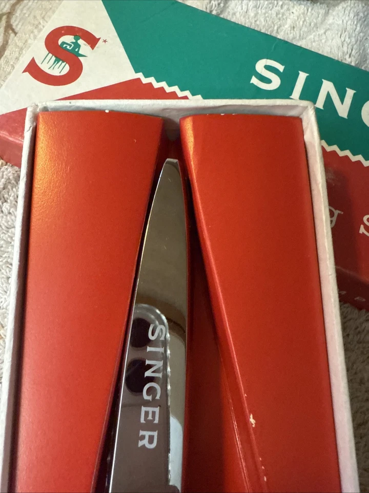 Vintage 60’s 70's SINGER 7-1/2" Pinking Shears Model C 807 W/ Original Box - Image 4 of 4
