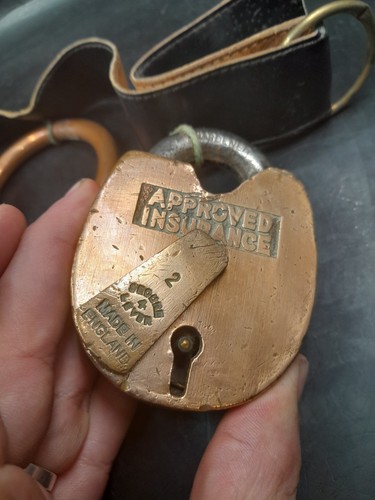 Antiguo artículo de caballo de cuero con peldaño de cobre con cerradura ¡artículo misterioso de seguro aprobado! - Imagen 3 de 24