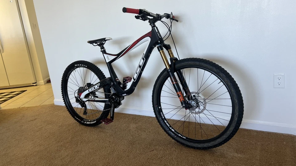 Bicicleta de montaña GT Sensor Carbon Team 27,5 suspensión completa en buen estado. Foto 2 de 4