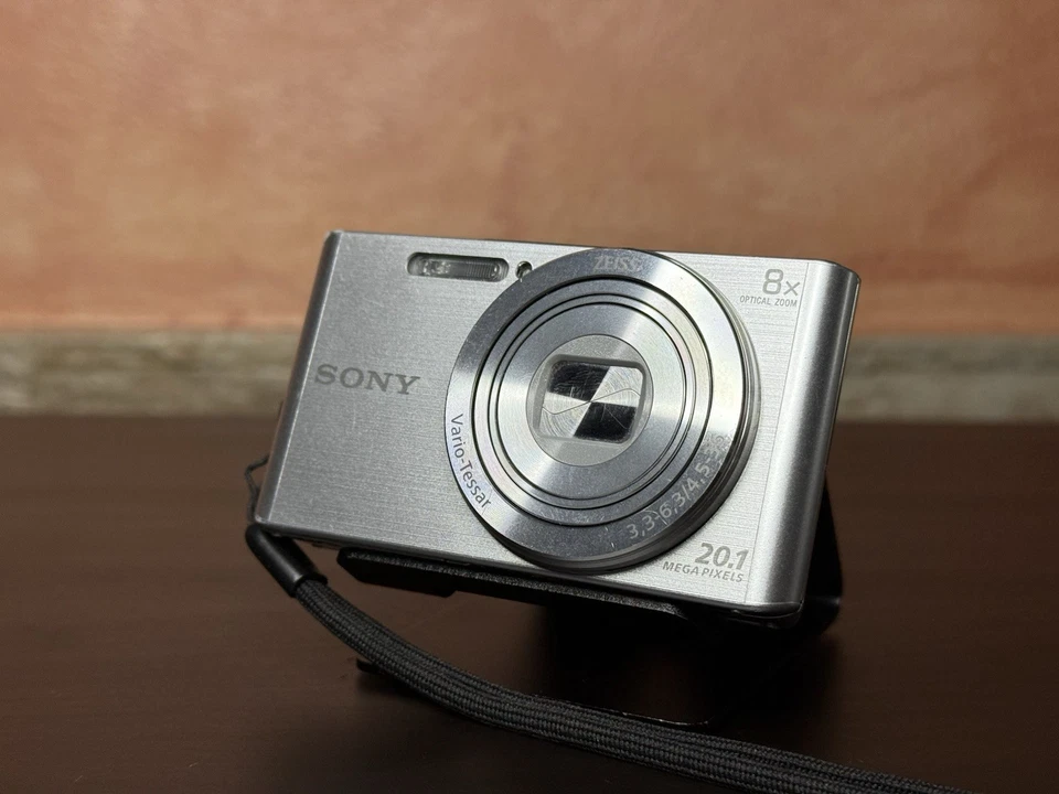 Sony Cyber-shot DSC-W830 argento - Fotocamera digitale compatta CCD 20.1 MP 8X - Immagine 3 di 4
