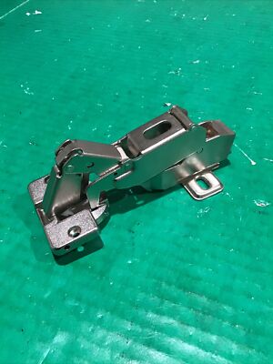 (1) BLUM CABINET HINGE 80.550-01 w/ Clip On 173L810 Mounting Plate Base Self Clo