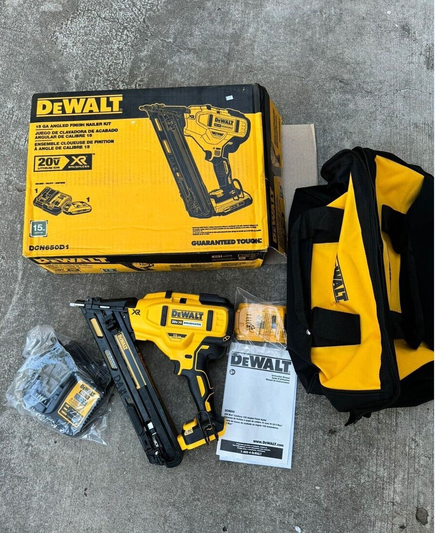 NEW BOX DEWALT DCN650D1 20V MAX XR 15 Gauge Angled Finish Nailer Kit