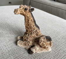 Statuina vitello giraffa bambino Stone Critters seduta dipinta a mano safari fauna selvatica