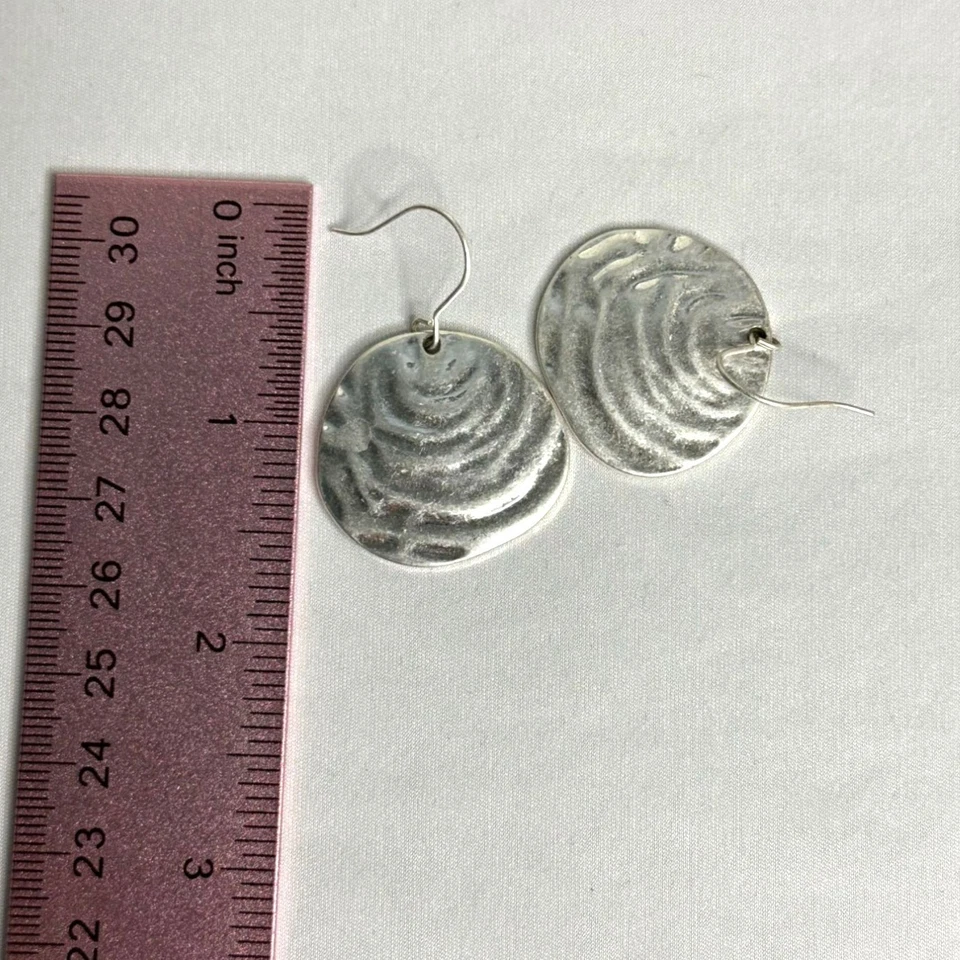 Pendientes colgantes Park Lane Jewelry plata mate inspirados en conchas marinas textura orgánica Foto 4 de 4