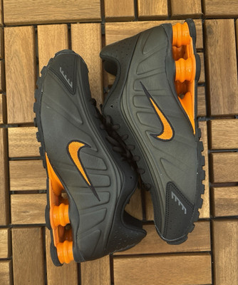 Nike Shox R4 (GS) Jungen Sneaker Schwarz/Orange EU 40 Low Top CW2626-007