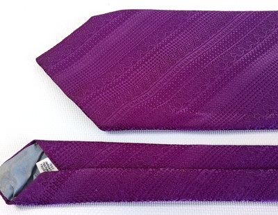 Vtg? Damon's Men's Magenta/Raspberry Polyestered Textured Tie~56 in L