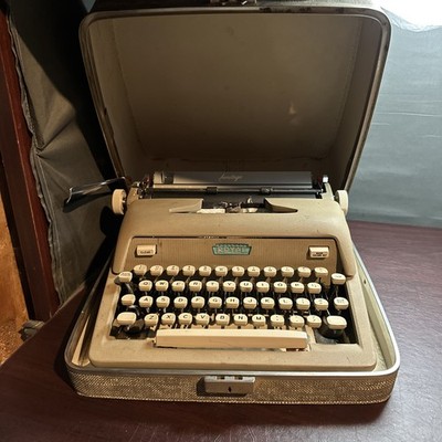 1960 s Royal Heritage Deluxe Portable Manual Typewriter with Carrying Case