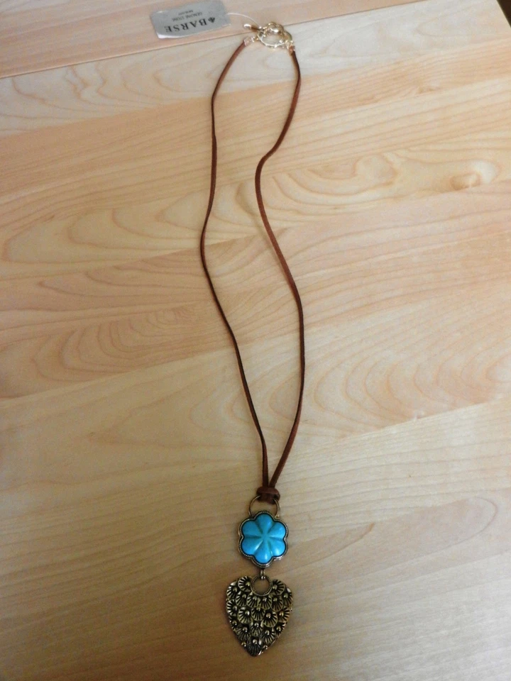 Collar Colgante Flor Howlita Turquesa BARSA Bronce y Cuero Precio de Venta sugerido por el fabricante 78 USD Foto 2 de 4