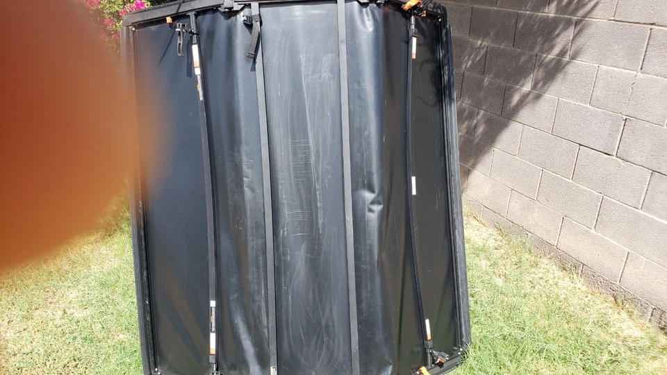 Cubierta resistente de vinilo plegable suave para cama de camión Foto 3 de 4