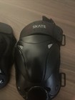 black Skatewiz Protect-1 knee pads featuring a durable protective shell — photo 3
