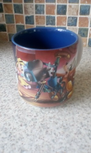 WALT DISNEY CLASSICS 2002 MICKEY AND THE GANG FILMING MUG 9CM HIGH 8.5CM DIAM - Picture 2 of 6