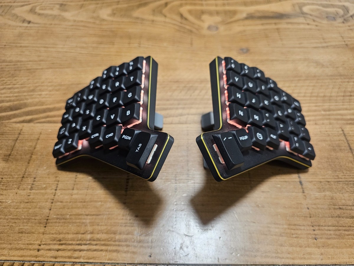 Tomahawk56 Wireless Split Keyboard (Lily58 & ZSA Voyager Hybrid