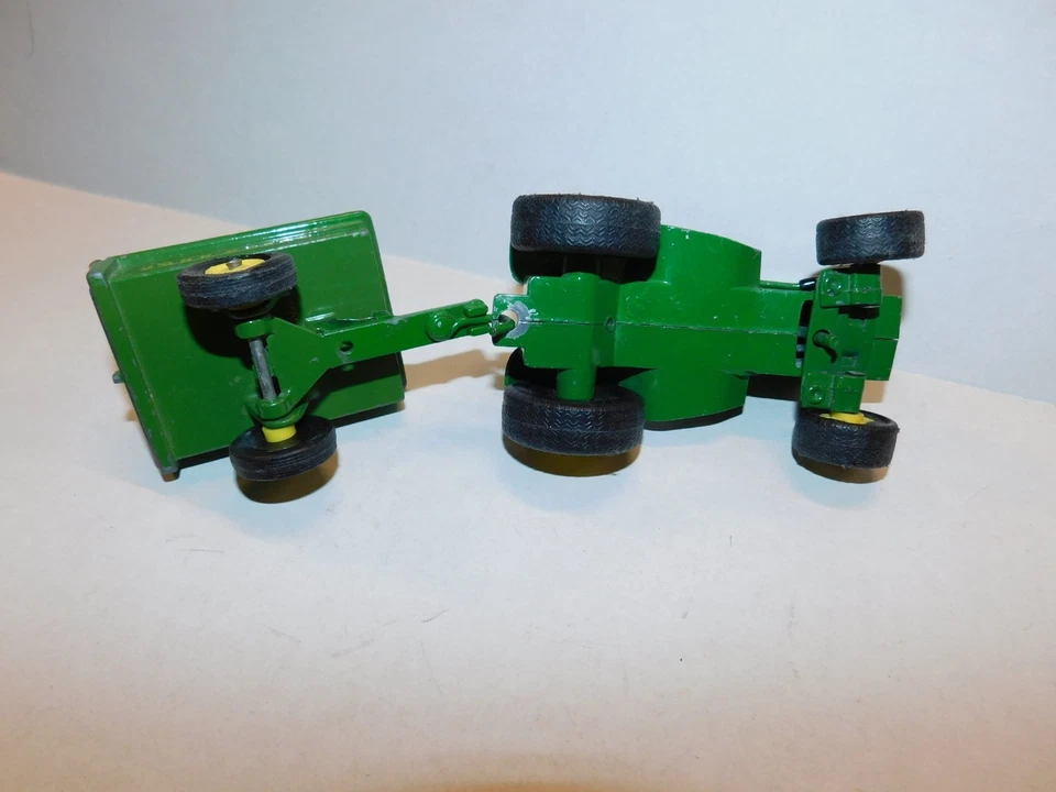 Ertl John Deere 140 L & G tractor 1st model w/ metal steering wheel and trailer - Image 3 of 4