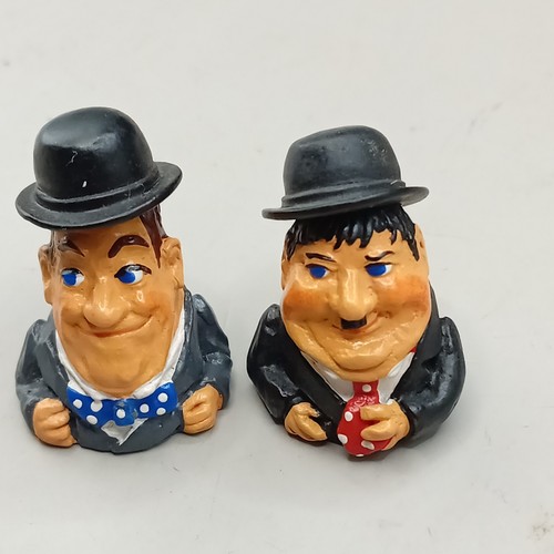 Neu im Karton Vintage Stan Laurel Oliver Hardy Stephen Frost UK Zinn Fingerhüte Hüte Heben