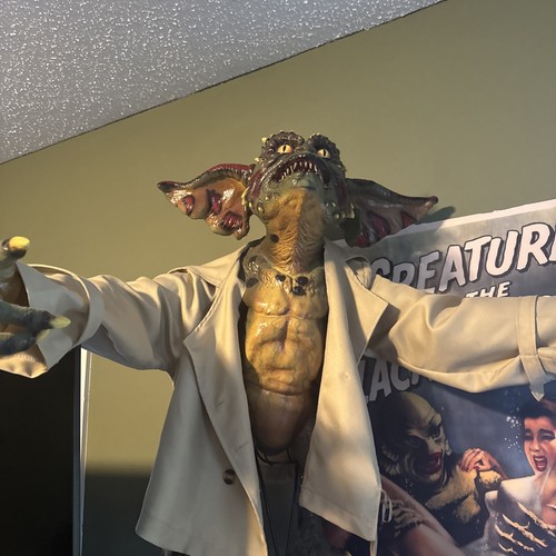 NECA Gremlin 1 Stunt Puppet Prop Replica Flasher With Stand | eBay