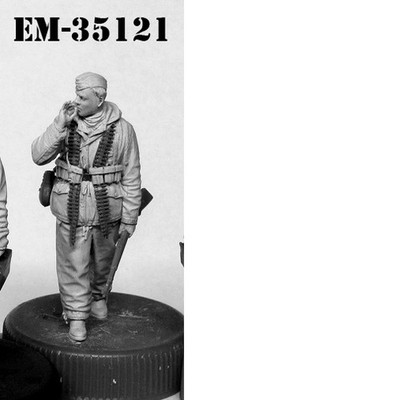 Evolution Miniatures 1/35 Stalker in Green Hoodie (Post Apocalyptic) (1 figure)