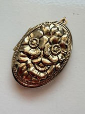 Vintage Floral Photo Locket Pendant Yellow Gold Plated – Raised Flower Design