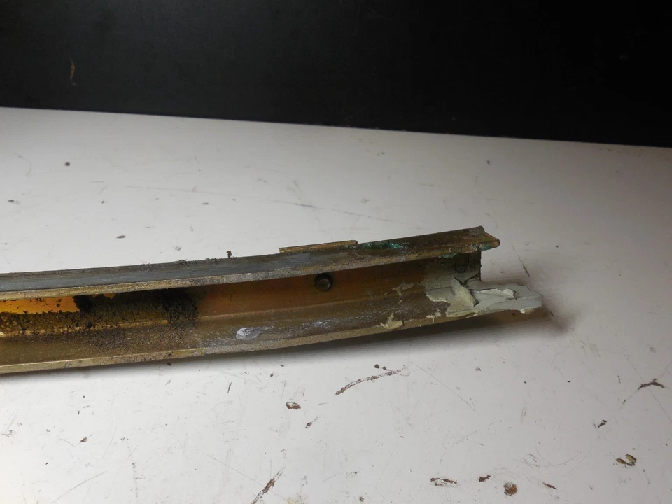 Guarnição de trilho guia para janela esquerda 1077200515 73-89 Mercedes Benz R107 380SL 560SL - Imagem 2 de 4