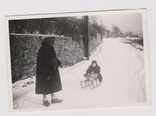 photo ancienne 🎞️ dame tirant luge enfant neige hiver authentique