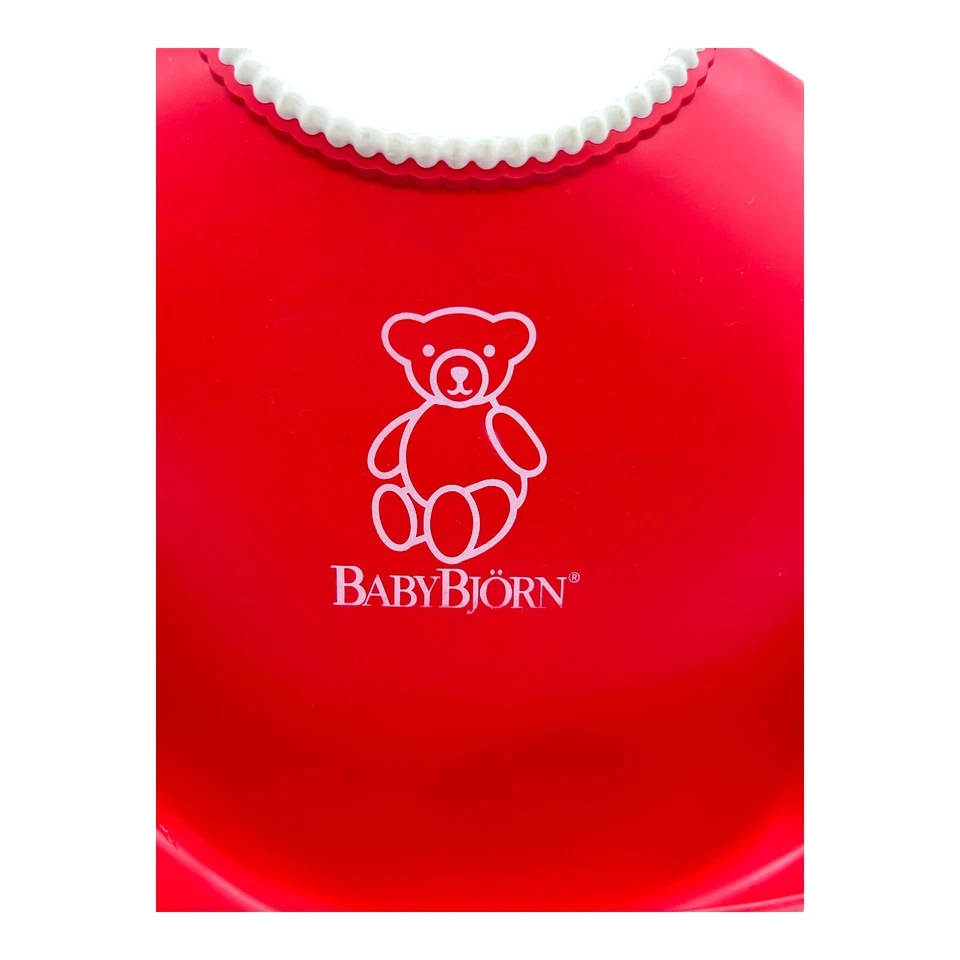 Babero de plástico rojo con borde de cuentas blanco Baby Bjorn para atrapar alimentos Foto 2 de 4