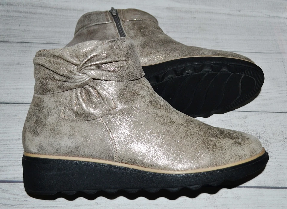 Botín al tobillo Clarks Sharon Salon para mujer de cuero dorado con cuña talla 9,5 M Foto 3 de 4