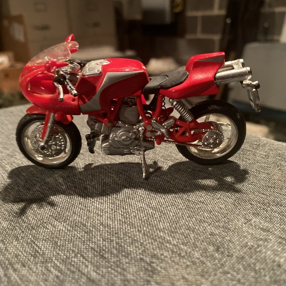 Maisto Red DuCati and Red MvAgusta Models 1:18 Die Cast Motorcycle - Image 3 of 4