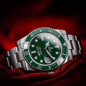 Rolex Submariner Date Hulk 116610LV Green Dial 40mm Complete Set