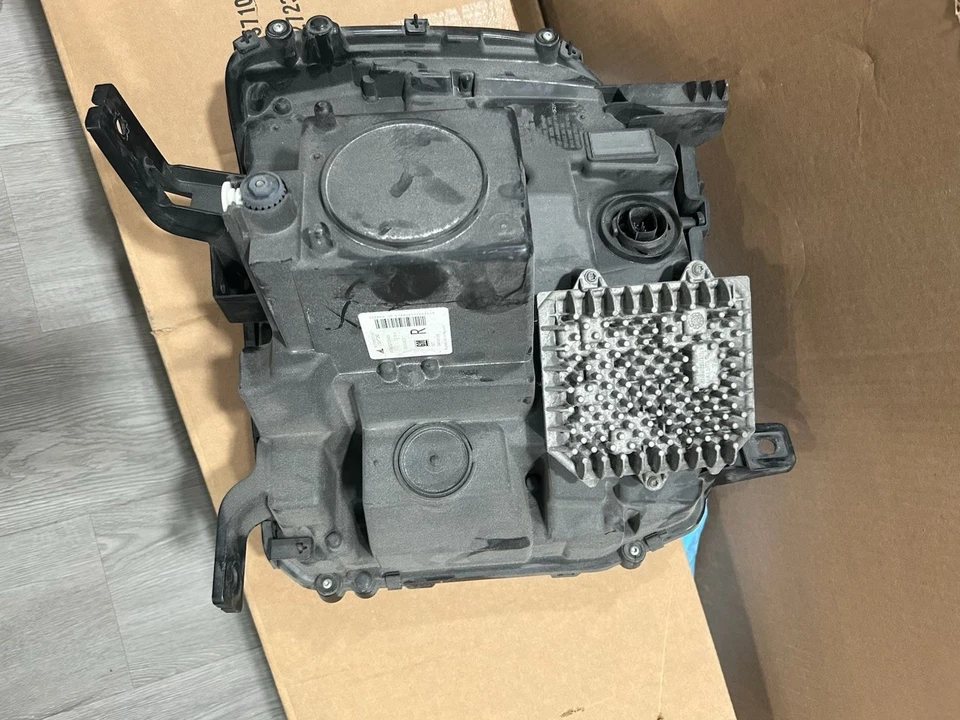 FARO DERECHO CAMIÓN GMC SIERRA DENALI 1500 2018 es el año Foto 2 de 4