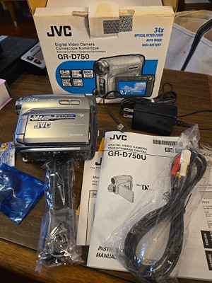 JVC GR-D750 MiniDV Digital Video Camera w/ Charger - *SAFEGUARD MODE*