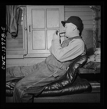 Pipa para fumar hombre en cabaña porche años 1900 trabajador alojamiento foto histórica