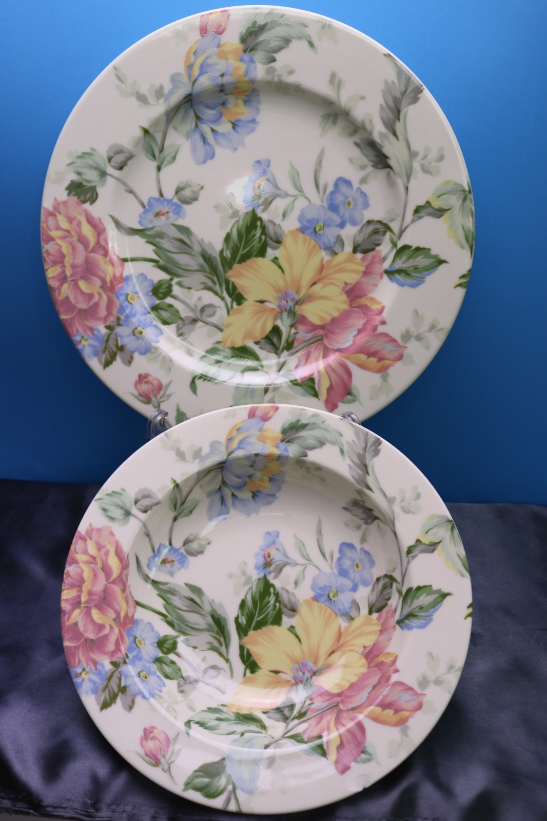 Oscar De La Renta ENGLISH TAPESTRY Round Chop Plate & Vegetable Bowl  LF005 Chip