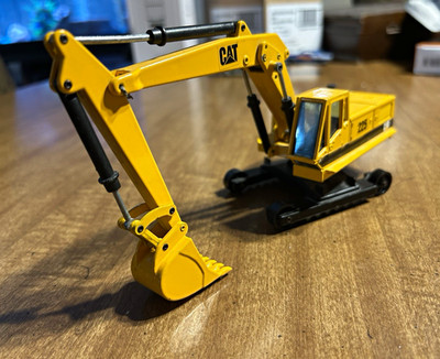 JOAL Caterpillar Excavator 225 1:50 scale