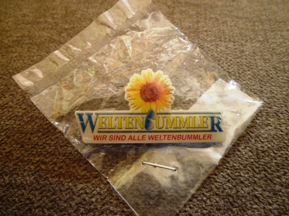 nagelneuer Pin Anstecknadel Wir sind alle Weltenbummler original verpackt - Bild 1 von 1