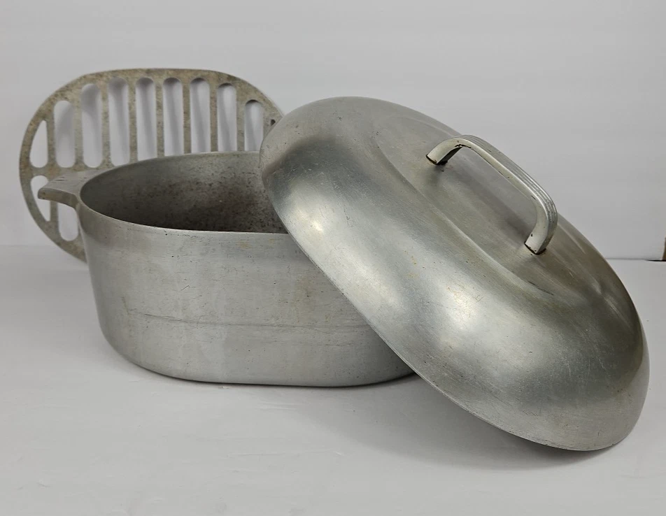 Wagner Ware Magnalite 4265-P With lid Trivet Roaster Dutch Oven vintage kitchen