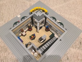 LEGO Creator Expert: Grand Emporium (10211 (Complete w/Manuals and Minifigs)