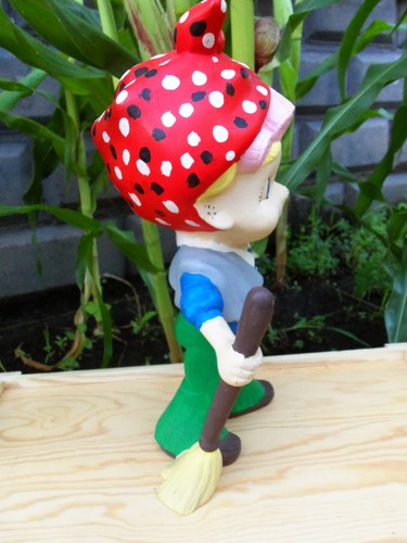 1970's Vintage Pottery Garden Gnome Elf with Pink Hair Rollers & Red Scarf - Picture 10 of 11
