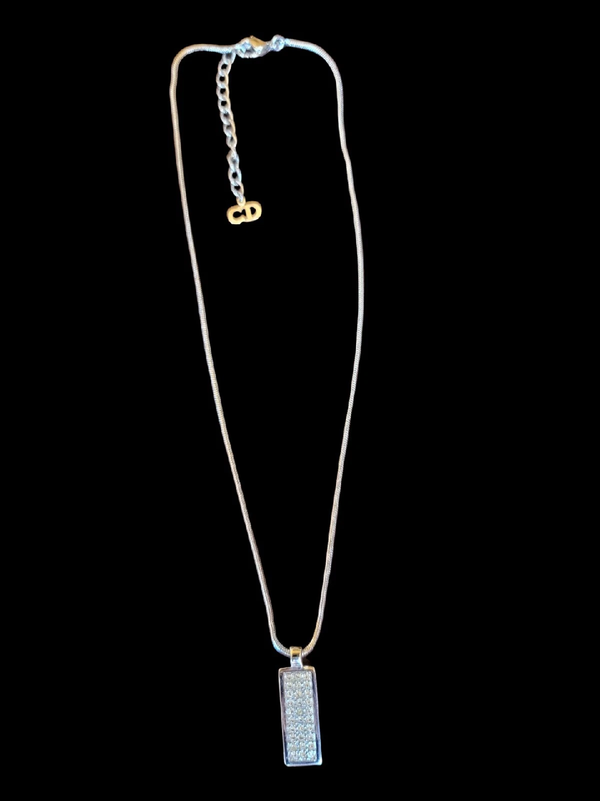 Collier pendentif logo trotteur Christian Dior cristal aucun signe visible d'usure