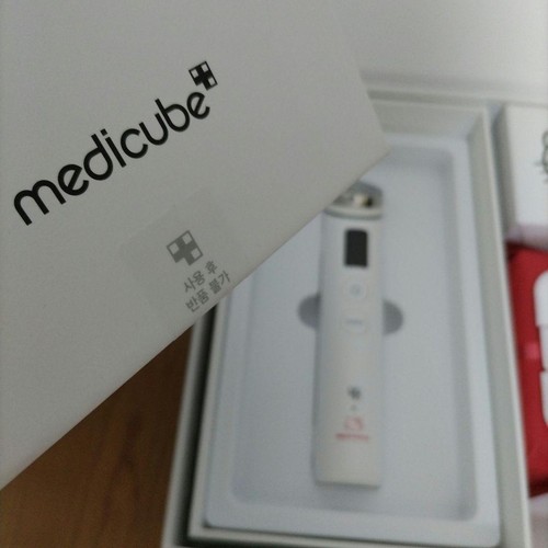 Medicube AGE-R Booster Pro Hello Kitty Skincare Device Set  50th Anniversary - Bild 6 von 16