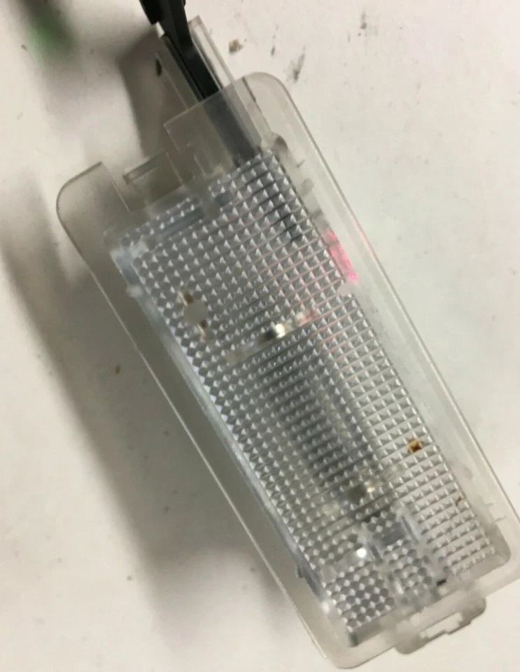 Renault Clio MK3 - Interior Glove Box Courtesy Light - 8200024033 - Image 2 of 4