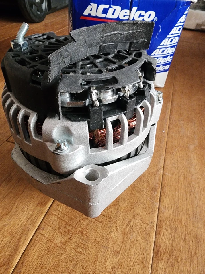 Alternador AC Delco 335-1196 GM # 88878264 Chevy Suburban GMC Yukon algunos daños Foto 3 de 4