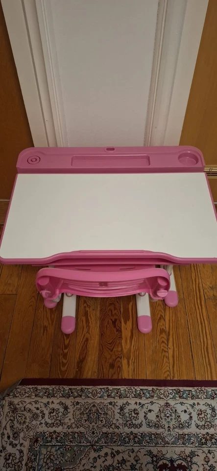 Verkaufe Kinder-Schreibtisch mit Stuhl – Top Zustand!