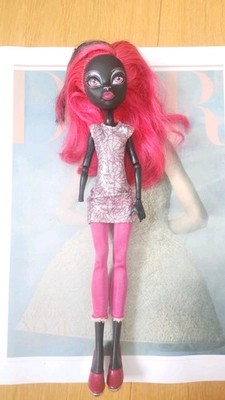 Monster High Catty Noir Londoom Doll In ScaraMester Clothes