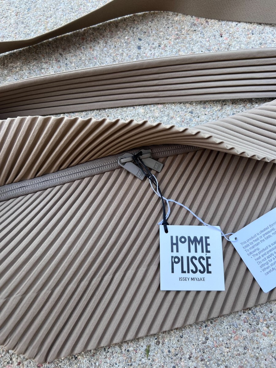 [稀少]HOMME PLISSE ISSEY MIYAKEプリーツボディーバッグ Homme Plissé Issey Miyake Men's Pleats Cross Body Bag in Black