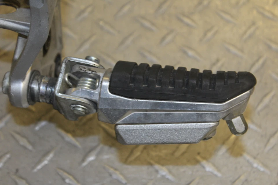 Juego trasero derecho Suzuki Bandit 1250S GSF1250S 2007 reposapiés conductor Foto 4 de 4