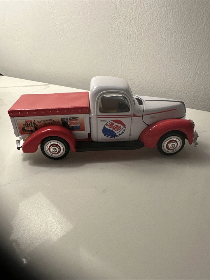 Camioneta pickup Ford Pepsi Cola 1940 dorada escala 1/24 capó abierto vintage. Foto 3 de 4