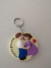 PORTACHIAVI  PERSONALIZZATO CON PENDENTE FATTO A MANO IN FIMO LUI E LEI FAMIGLIA