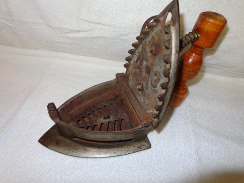 Vintage Cast Iron Coal Box Iron with Large Wooden Handle ..LOOK ! - Picture 4 of 7