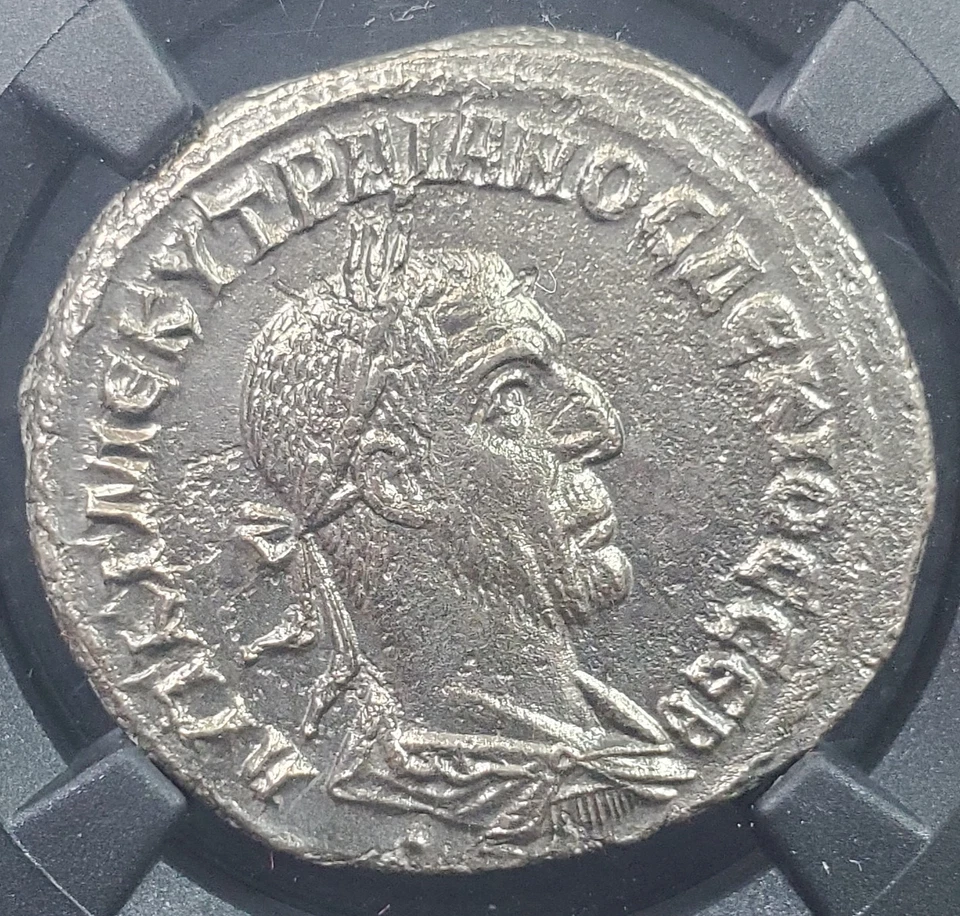 Trajan Decius 249-251, Imperio Romano-Bi Tetradrachm Vaultbox Odyssey - NGC CH XF Foto 3 de 4